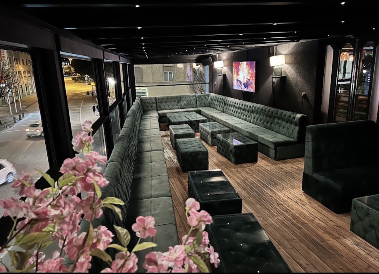 Überdachte Lounge-Terrasse bei Nacht